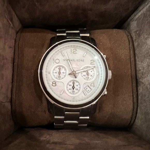 Michael Kors watch in silver - Picture 2 of 8